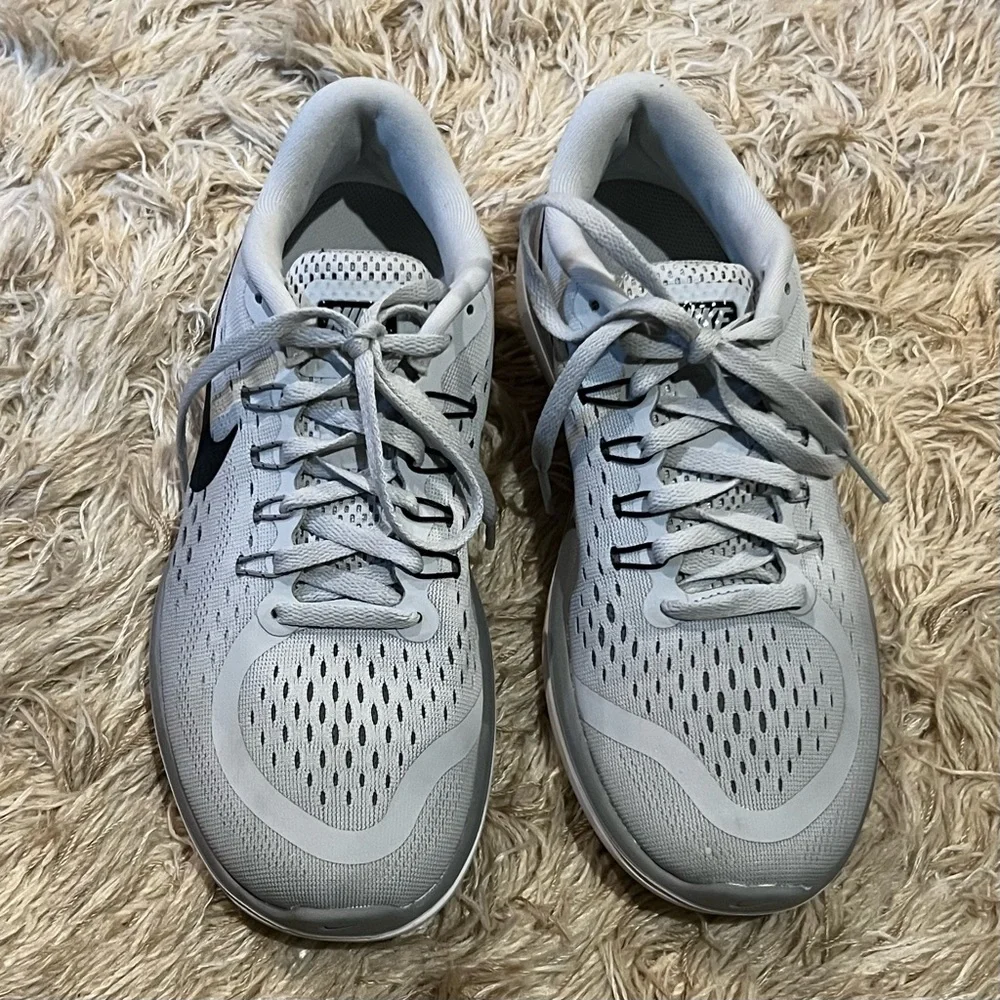 NIKE FLEX 2017 RUN Training Shoes in gray